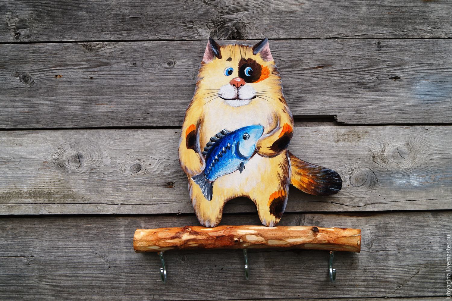 חתול בית עם דג