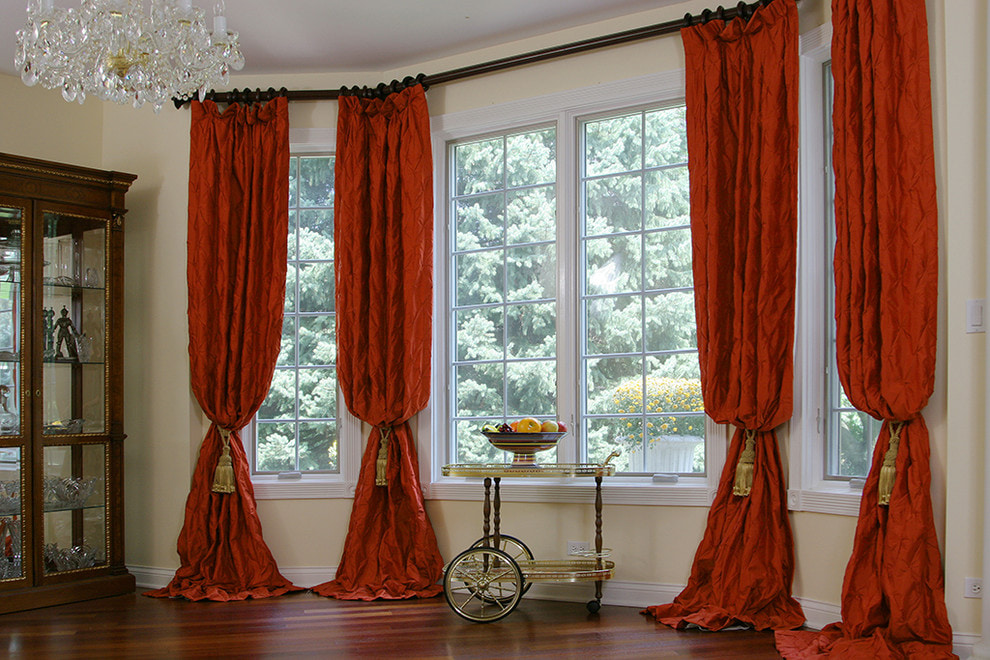 röda gardiner i vardagsrummet