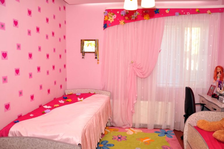 růžový tyl v dětském pokoji