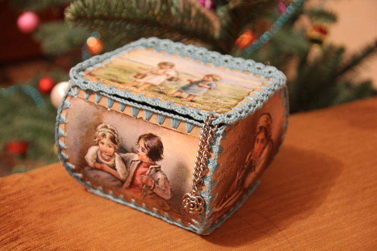 una scatola di decorazioni per foto cartoline
