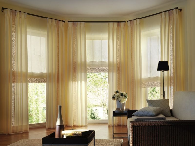 gardiner på fönstret med balkongfotoidéer