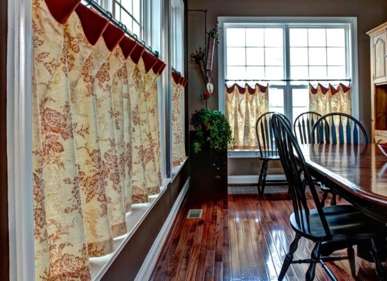 gardiner på fönstret med balkong café