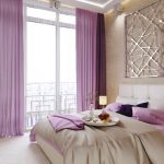 gordijnen op de panoramische ramen in de slaapkamer