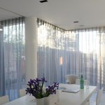 gardiner på panoramafönster interiörfoto
