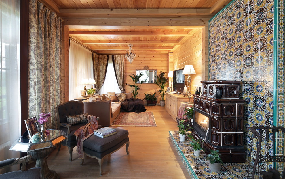 rideaux dans un décor de maison en bois