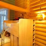rideaux dans une maison en bois