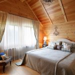 rideaux dans une maison en bois