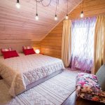 rideaux à l'intérieur d'une maison en bois
