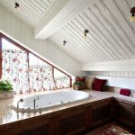 rideaux dans une maison de campagne en bois