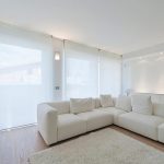 bílé záclony v obývacím pokoji