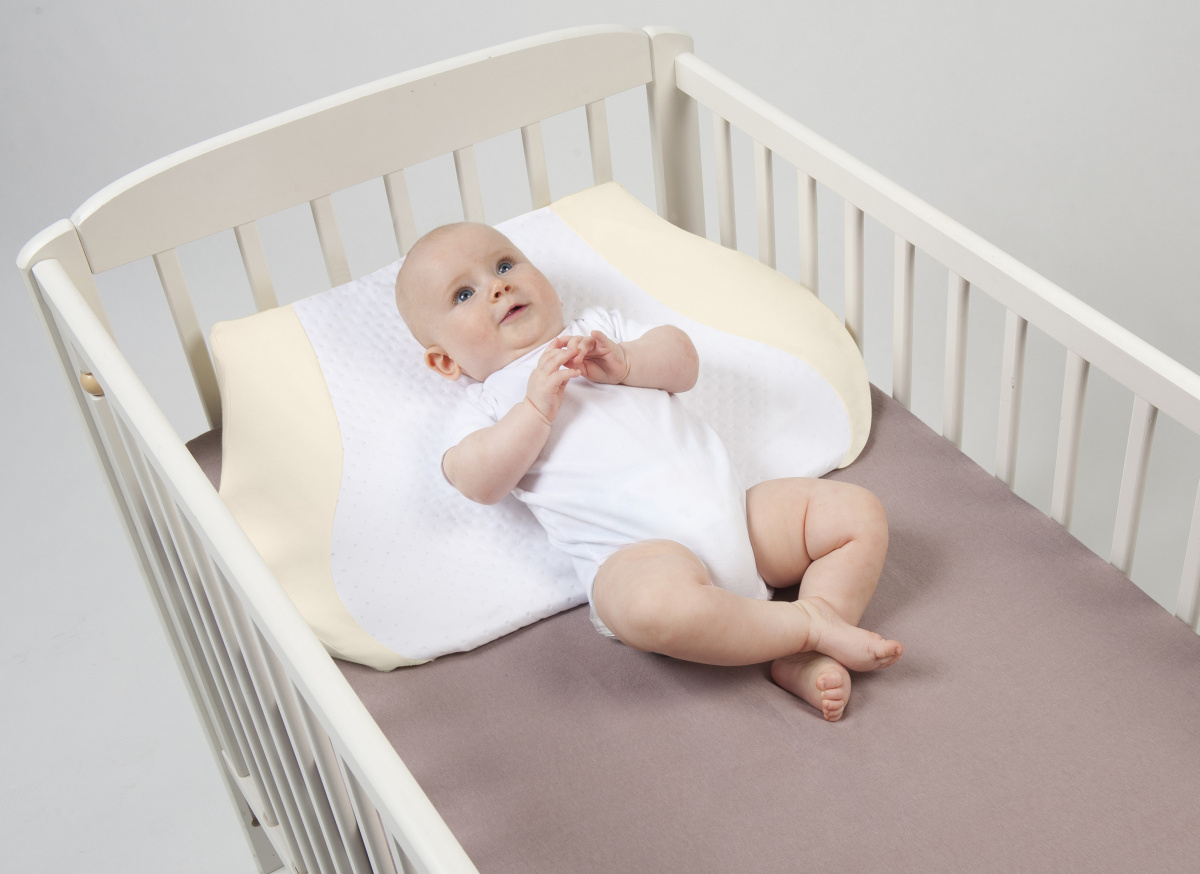 Cuscino inclinato per un neonato