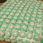 bílo-zelená deka bambulí