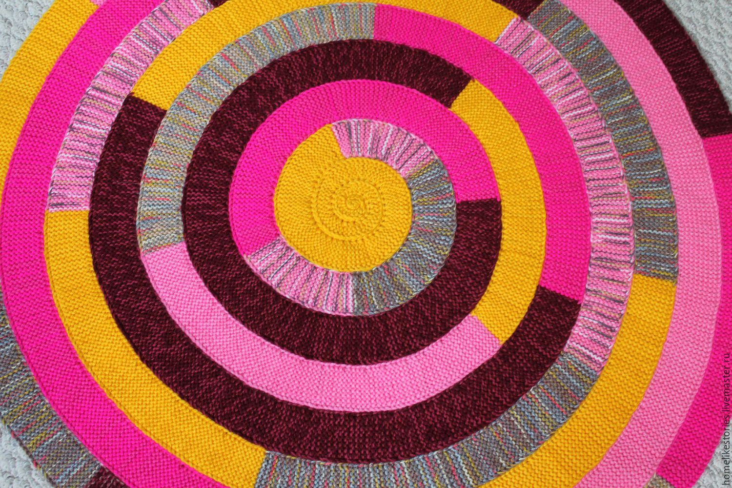 kulatý pletený koberec