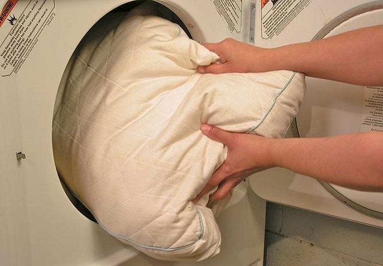 hur man tvättar en kudde i maskinen