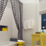 tirai tekstil untuk gambar reka bentuk bilik mandi