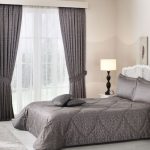 un ensemble de rideaux et couvre-lits pour la photo de conception de chambre à coucher