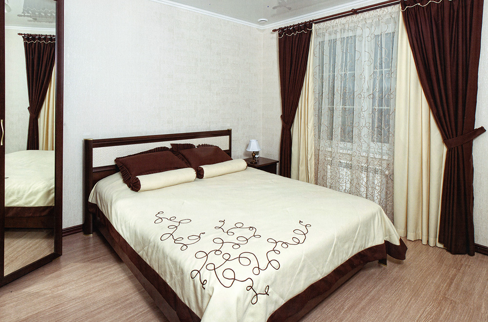 un ensemble de rideaux et couvre-lits pour les idées de design de chambre