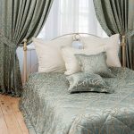 una serie di tende e copriletto per le opzioni di foto della camera da letto