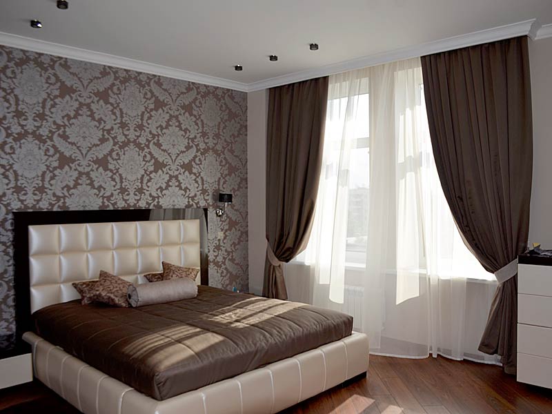 en uppsättning gardiner och sängkläder för sovrummets inredningsfoto