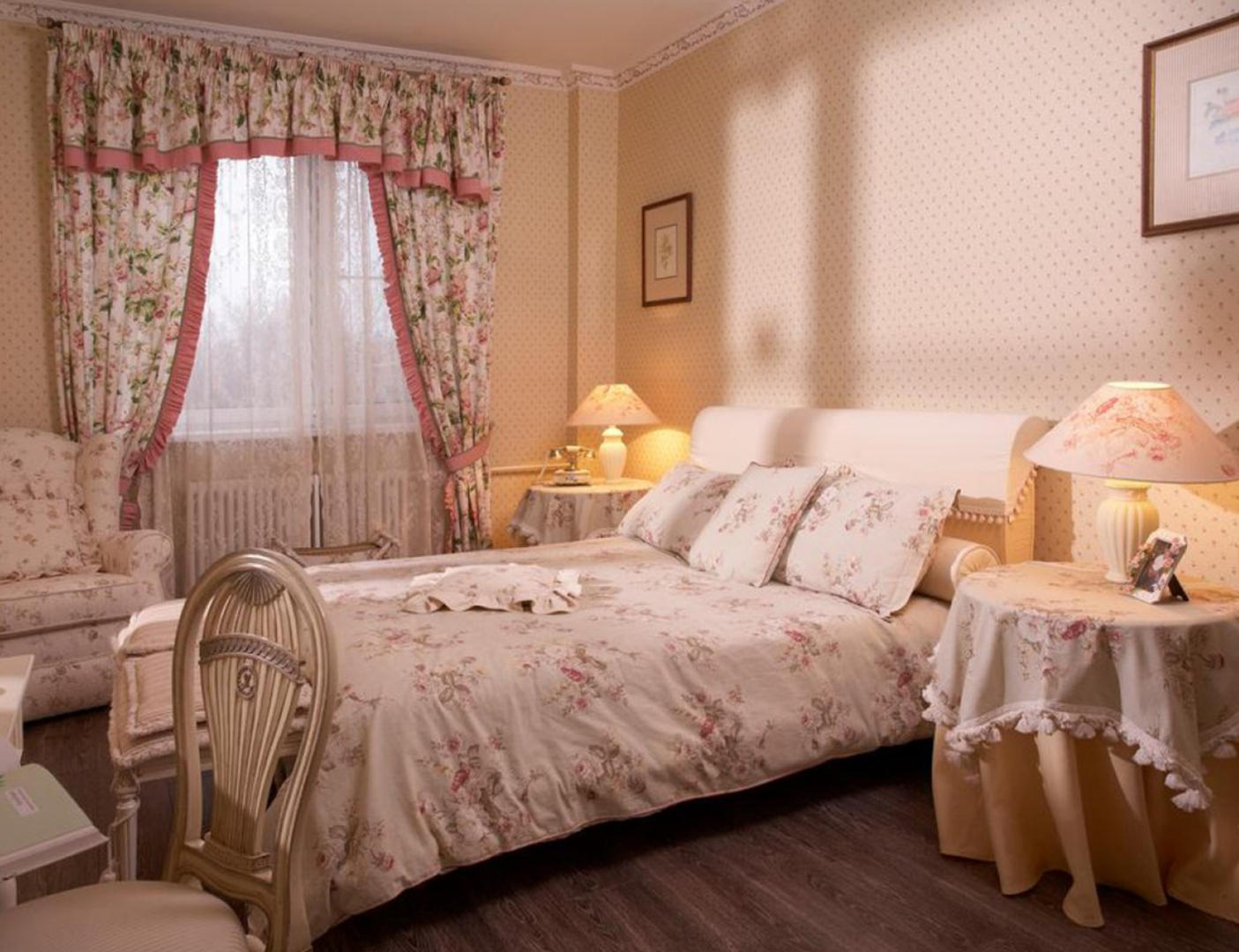 uppsättning gardiner och sängkläder för sovrumsdekoration