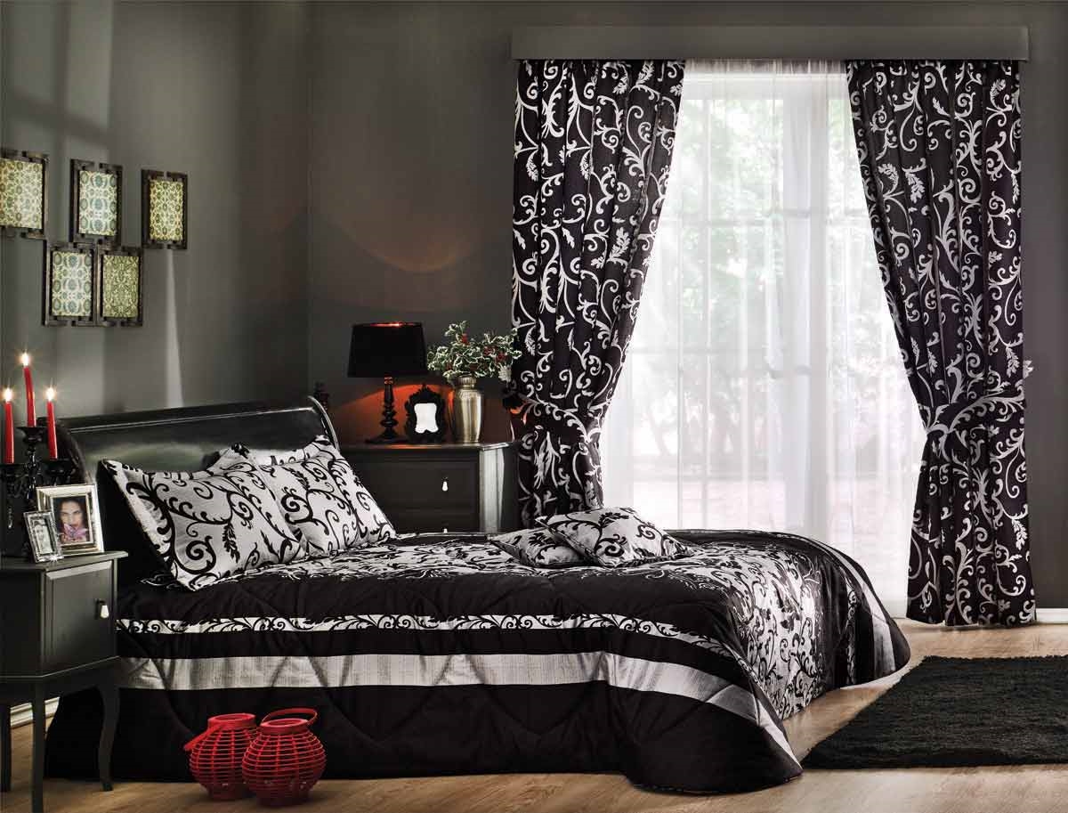 un ensemble de rideaux et couvre-lits pour la chambre