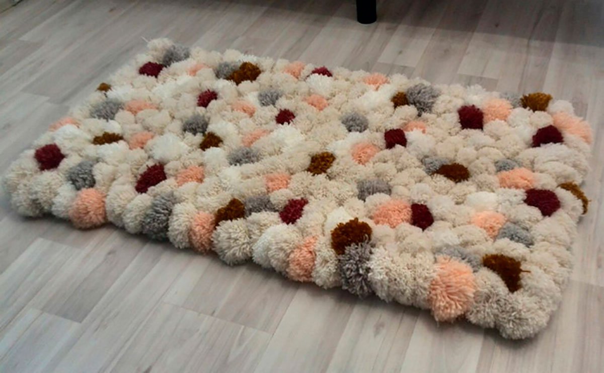 karpet dari reka bentuk pompons foto