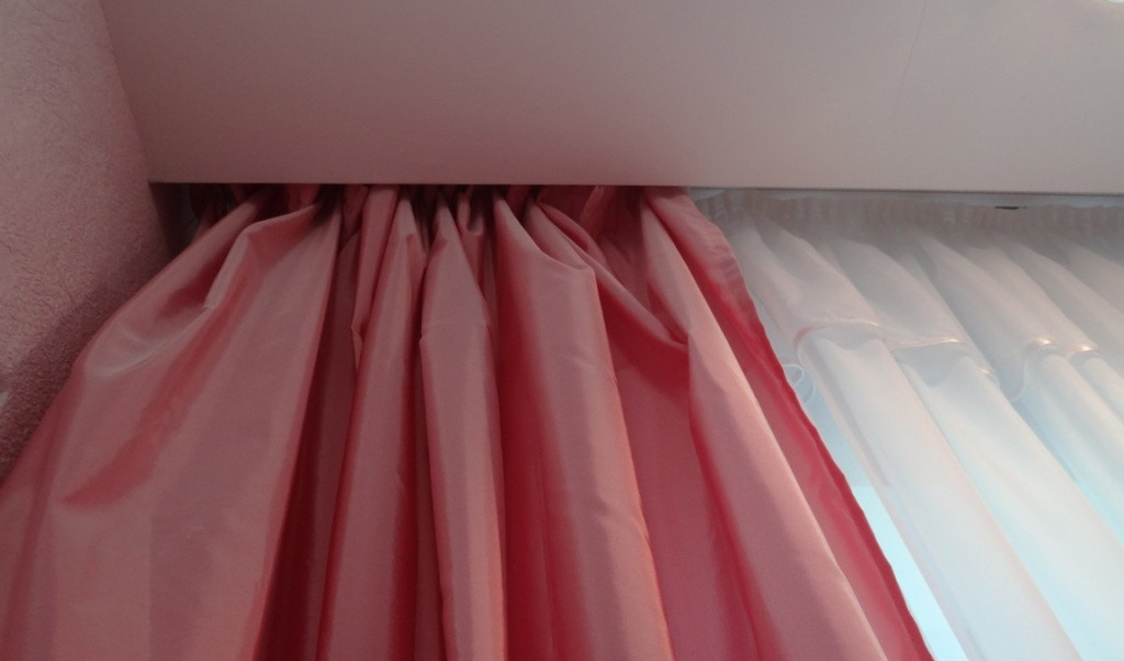 nicchia per le tende nelle idee di design del soffitto teso