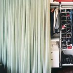 gordijnen in de kleedkamer in plaats van de foto van het deurontwerp