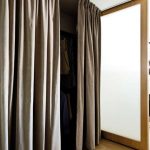 gordijnen in de kleedkamer in plaats van ideeën voor het ontwerpen van deuren