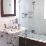 glasgordijn voor het ontwerp van de badkamersfoto