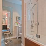 glasgordijn voor de badkamerdecoratie-ideeën