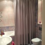 rideaux d'angle pour les idées de design de salle de bain