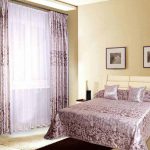 Välj en uppsättning gardiner och sängkläder för sovrumsinredningen