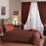 scegli un set di tende e copriletto per l'arredamento della camera da letto