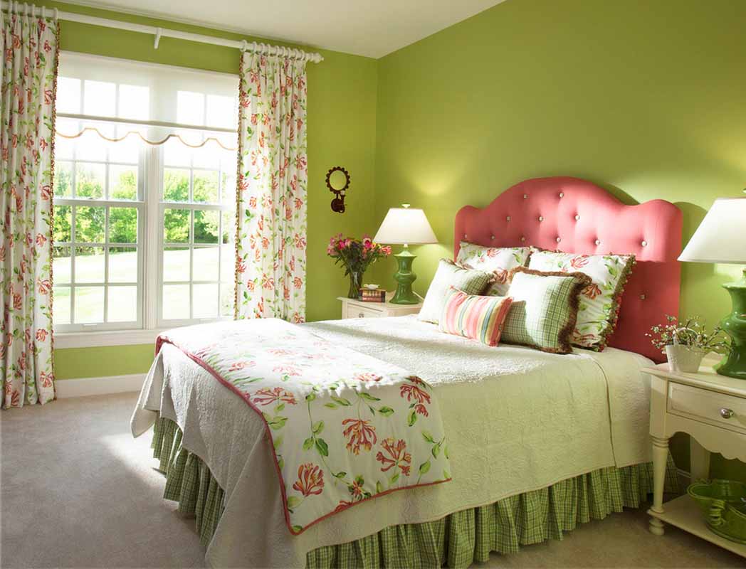 una serie di tende e copriletto per le opzioni di foto della camera da letto