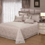 scegli un set di tende e copriletto per le idee di design della camera da letto