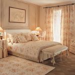 scegli una serie di tende e copriletto per le opzioni della camera da letto